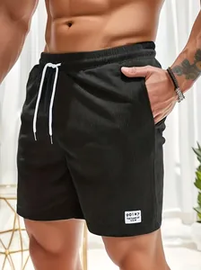 Nahaufnahme schwarzer Cord-Shorts für Herren mit weißem Kordelzug und Zieraufnäher am Bein