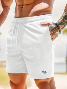 Detailansicht der weißen Herren-Shorts aus Cord mit Kordelzug für den Sommer