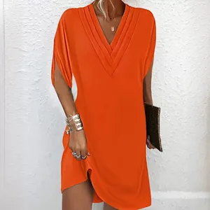 Auffälliges orangefarbenes Kleid mit V-Ausschnitt und Fledermausärmeln für den Sommer.