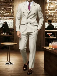 Costume croisé à rayures fines beige pour homme dans un cadre de salon formel chic