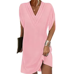 Elegantes rosa Kleid mit V-Ausschnitt, Falten und Fledermausärmeln für den Sommer