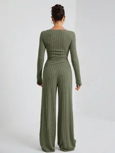 Vista trasera de un conjunto de dos piezas de punto acanalado verde oliva con pantalón
