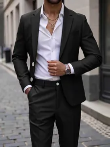 Gros plan d'un costume noir ajusté pour homme avec un blazer classique à deux boutons