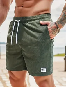 Detailansicht der dunkelgrünen Cord-Shorts für Herren mit Kordelzug und Aufnäher