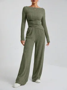 Conjunto casual de punto acanalado verde oliva con top de manga larga y pantalón ancho
