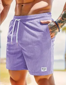 Detailansicht der lila Cord-Shorts für Herren mit Fokus auf Stoffstruktur und Markenlabel