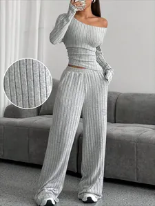 Primer plano del tejido de punto acanalado gris de un conjunto de dos piezas para mujer