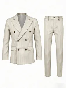 Détails d'un ensemble de costume croisé à rayures beiges pour homme, style chic et pro.