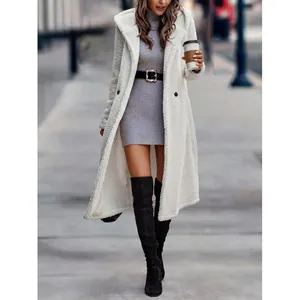 Schicker Damen Teddy-Mantel mit Kapuze in Weiß für herbstliche und winterliche Mode