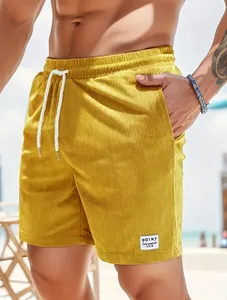 Detailaufnahme der gelben Cord-Shorts für Herren mit weißem Kordelzug am Bund