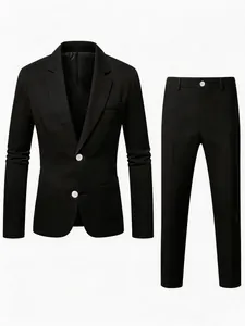 Élégant costume noir deux pièces pour homme avec veste et pantalon assorti détail