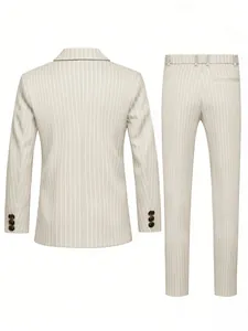 Vue arrière d'un costume professionnel rayé beige pour homme avec veste et pantalon