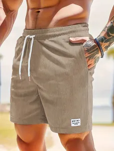 Detailansicht der khakifarbenen Cord-Shorts für Herren mit Kordelzug und elastischem Bund