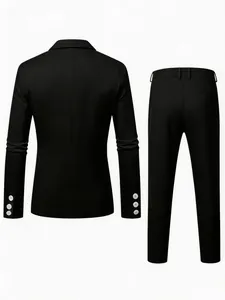Vue arrière d'un costume noir ajusté pour hommes avec boutons de manche blancs