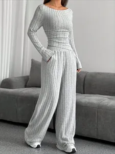 Vista completa de un conjunto de punto acanalado gris en una modelo en la sala