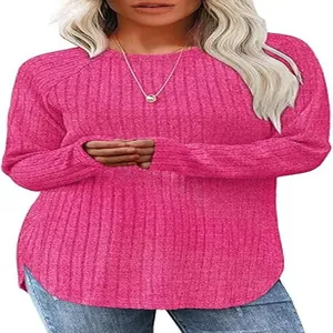 Vista dettagliata di un maglione a coste rosa con girocollo e orlo arrotondato.