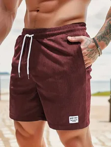 Detailansicht der kastanienbraunen Cord-Shorts für Herren mit Kordelzug für den Sommer.