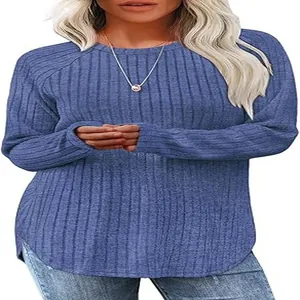 Dettaglio di un maglione blu a costine a maniche lunghe con girocollo e orlo ricurvo
