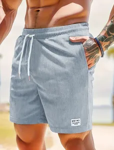 Makrodetail der blauen Herren-Cordshorts mit elastischem Bund und weißem Kordelzug