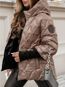 Detailansicht der V-Steppung und des Kapuzendesigns dieser taupefarbenen Steppjacke