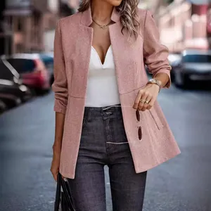 Elegante roze damesblazer met visgraatmotief in slanke pasvorm, voor een urban look.