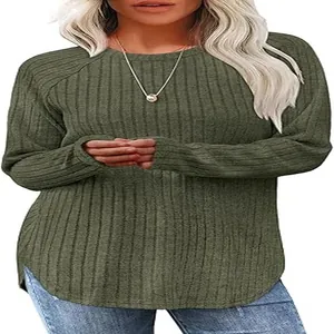 Dettaglio maglia a coste maniche lunghe da donna con orlo curvo in colore verde militare.