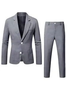 Vue de face du costume gris cintré 2 pièces pour homme avec veste et pantalon