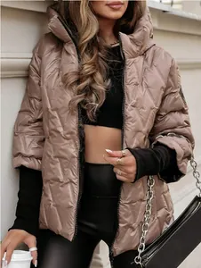 Detailansicht der braun-grauen Steppjacke mit V-Muster, Kapuze und schwarzen Strickbündchen