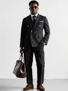 Costume croisé à rayures sophistiqué pour homme pour les affaires ou les mariages