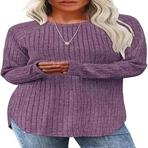 Vista dettagliata del maglione in maglia a coste spazzolata viola da donna con orlo curvo