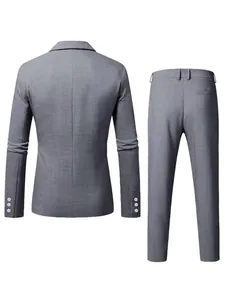 Vue arrière d'un costume deux pièces gris texturé et ajusté pour homme