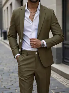 Détail d'un costume homme vert olive coupe ajustée pour mariages et événements formels