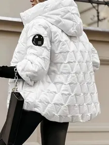 Detailaufnahme einer weißen Oversize-Pufferjacke mit gesteppter V-förmiger Struktur