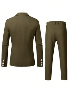 Vue arrière d'un costume d'affaires vert olive pour homme avec tissu texturé détaillé.