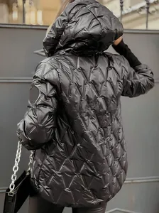 Detailansicht der Rückseite einer glänzenden schwarzen Kapuzenjacke mit V-Steppmuster