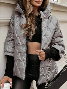 Detail einer silbergrauen Steppjacke mit Kapuze, V-Muster und schwarzen Rippbündchen.
