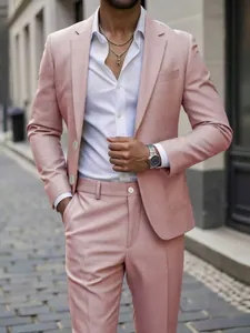 Vue détaillée d'un costume rose ajusté pour hommes idéal pour les mariages chics
