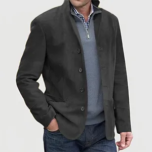 Detailansicht eines lässigen Herren-Blazers mit weicher Wildlederoptik und Knopfverschluss.