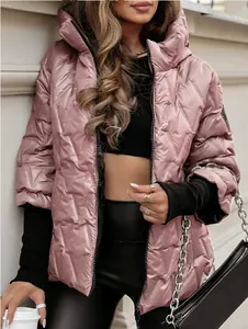 Nahaufnahme einer rosa gesteppten Kapuzenjacke mit V-Muster und schickem Metallic-Finish.