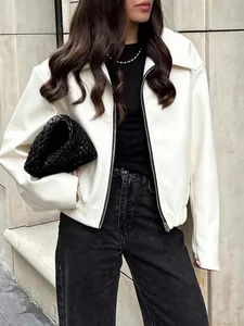 Detail einer modischen übergroßen weißen Kunstleder-Bikerjacke für Damen-Wintermode.