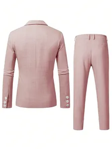 Vue arrière d'un costume rose pour homme coupe ajustée pour mariage ou bureau