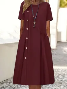 Détail de la robe mi-longue bordeaux décontractée avec boutons latéraux et design de poche plissée