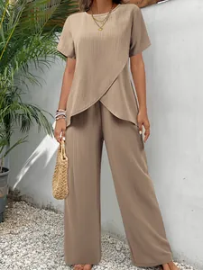 Beiges zweiteiliges Damen-Outfit mit unregelmäßigem Saum und lockerer weiter Hose im Detail