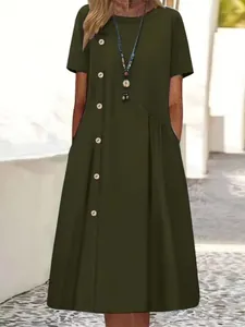 Gros plan d'une robe midi olive décontractée avec boutons et poches latérales froncées