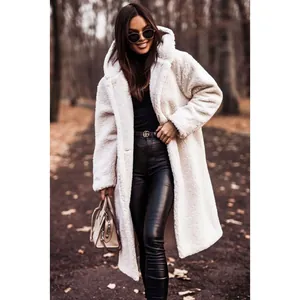 Elegante cappotto teddy lungo in ecopelliccia bianca con cappuccio per un look autunno-inverno