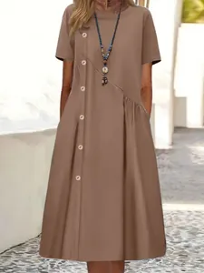 Vue détaillée d'une robe midi kaki avec boutons diagonaux et poches à plis élégants