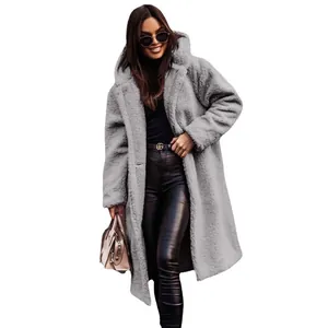 Cappotto lungo grigio in orsetto con cappuccio da donna, moda autunno-inverno 2024 chic