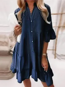 Détail d'une robe en jean bleu marine à volants avec demi-manches sur un mannequin