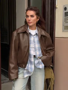 Schicke braune Bikerjacke in Oversize, kombiniert mit blauem Karohemd
