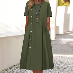 Robe mi-longue décontractée vert armée à manches courtes avec boutons décoratifs et fronces